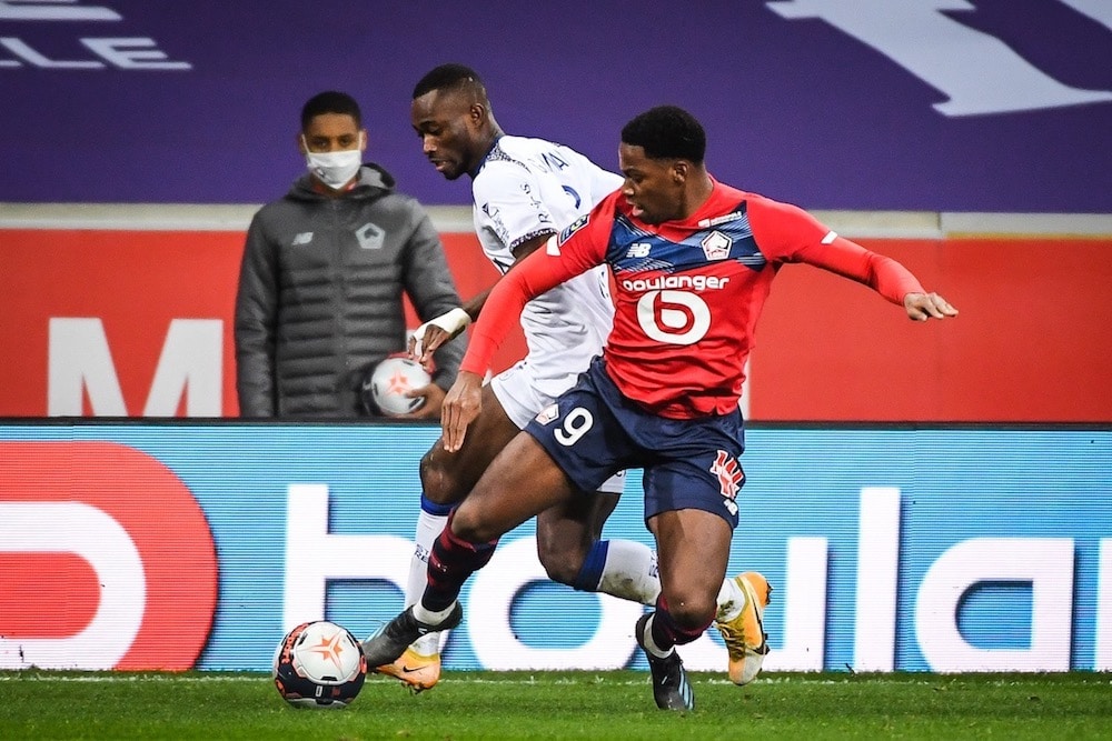 Chanceux, Lille bat Reims sur le buzzer et rejoint le PSG en tête