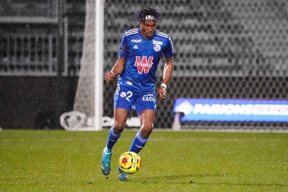 Transferts : la blessure qui peut faire capoter le départ de Simakan pour Milan