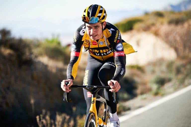 Le peloton avec Woot-Van-Aert pour cette nouvelle saison de vélo.