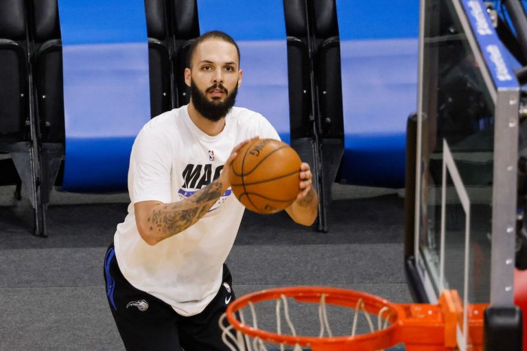 Evan Fournier dévoile son cinq de rêve.