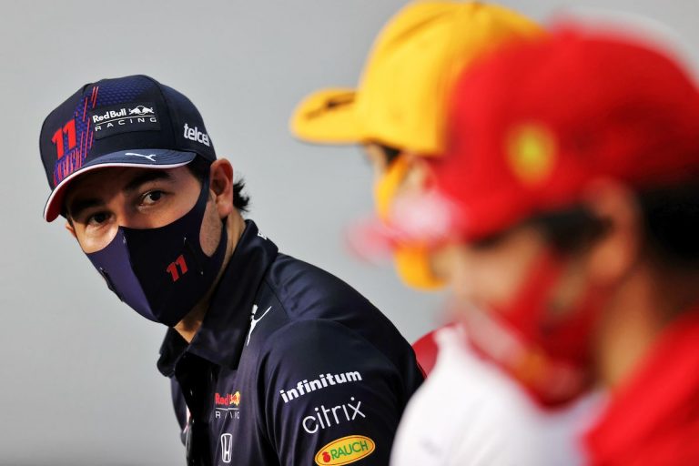 Pérez accompagne Verstappen.