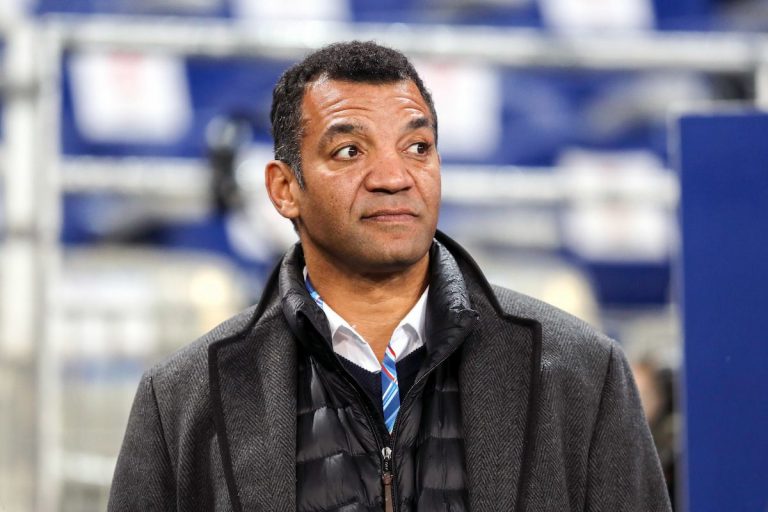 Emile Ntamack travaille au stade toulousainet garde un oeil sur son fils.