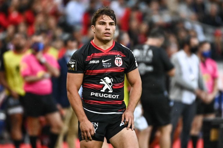 Antoine Dupont est la star du rugby français au poste de demi de mêlé.