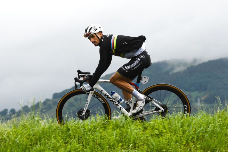 Devenu champion du monde sur route il y a presque un an, Julian Alaphilippe s'est offert une saison de rêve grâce au maillot arc-en-ciel.