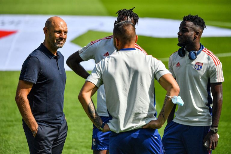 Gérald Baticle avec ses anciens joueurs, Lopes et Cornet.