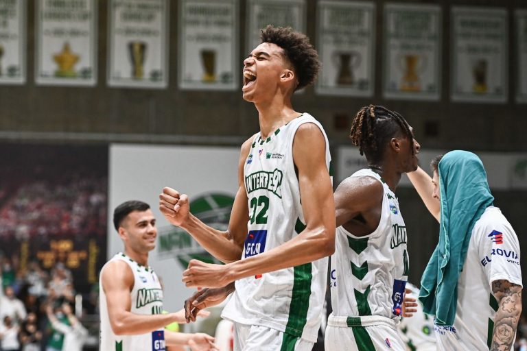 Victor Wembanyama dans le duel avec Ousmane Dieng.