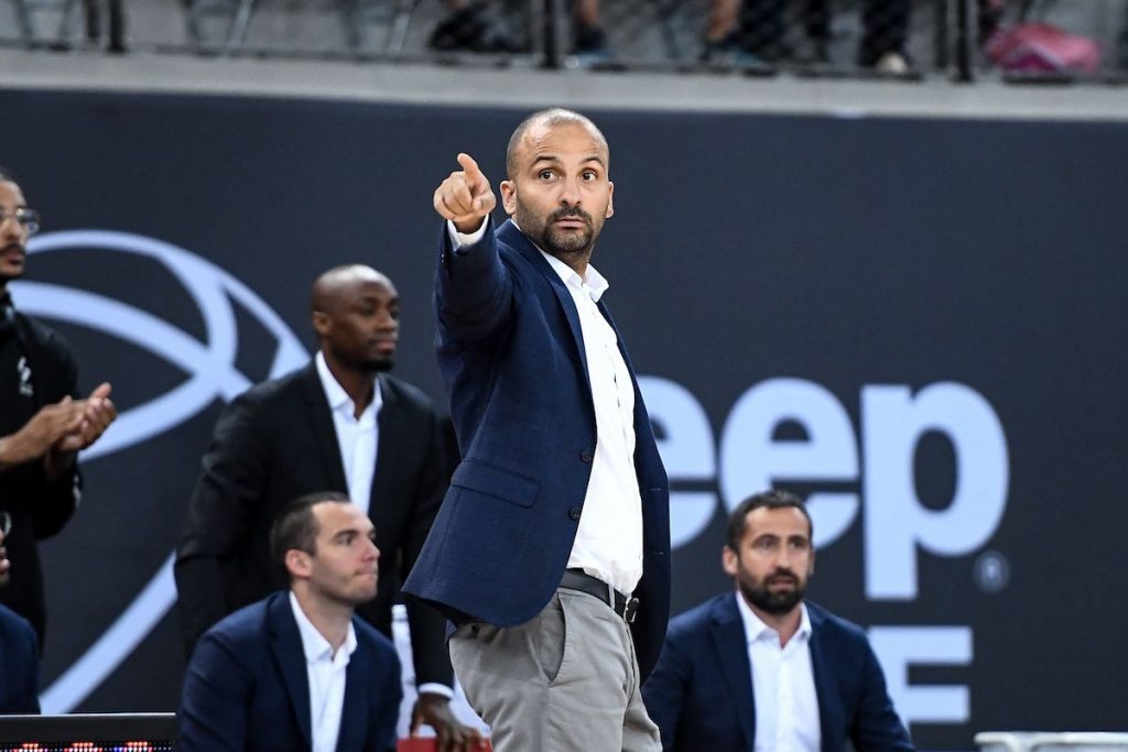 Le frère cadet de Tony Parker a fait taire les sceptiques en guidant l’ASVEL au doublé coupe-championnat. Il fallait être à l’Astroballe le 19 juin 2020 pour assister à l’intronisation de Terence Jonathan Parker à la tête du plus grand club de France. D’évidence, malgré les sessions de média-training précédant l’événement, le costume était clairement trop grand. A côté de son président de frère, Tony Parker, impeccable dans un costume tiré à quatre épingles, TJ, vêtu du polo du club et d’un jean noir, se savait attendu au tournant. Les snipers n’étaient pas loin, prêts à dégainer. Un an plus tard, plus personne ne rigole. TJ Parker et son staff ont atteint les objectifs fixés, avec le doublé national, tout en se signalant en Euroligue avec une série de six victoires d’affilée dans la seconde partie de saison assortie d’une 14ème place finale. Tony parker : « ce titre est vraiment spécial » Pourtant, en novembre, la situation était très tendue. Au point que Tony Parker avait dû monter au front : « Là où les coachs seront jugés, c’est si on est champions de France ou pas. » L’ASVEL l’a été et avec la manière lors d’une finale accomplie contre Dijon (87-74), pour le plus grand bonheur d’un TJ Parker, ému aux larmes : « Une seule personne peut savoir ce que je vis depuis des années. Ce titre représente des années de travail, justifie la confiance des présidents. Il y a eu des moments difficiles, je ne peux pas contrôler les critiques, je ne peux que contrôler le travail que je fais au quotidien. J’ai pu heureusement compter sur le soutien de ma famille, de ma direction, de Tony. » Ce dernier, qui jouait gros aussi en plaçant son frère a un poste aussi exposé, savourait également le triomphe : « Ce titre est vraiment spécial. L’émotion de TJ m’a fait chaud au cœur. Je sais par quoi il est passé, que ce n’est pas facile d’être mon frère, mais il a été très fort. Je suis content et très fier de lui, il le mérite, il travaille très dur. » Et plus personne ne dit aujourd’hui que le costume est trop grand pour TJ Parker...