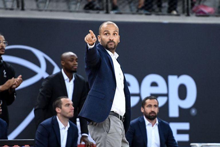 Le frère cadet de Tony Parker a fait taire les sceptiques en guidant l’ASVEL au doublé coupe-championnat. Il fallait être à l’Astroballe le 19 juin 2020 pour assister à l’intronisation de Terence Jonathan Parker à la tête du plus grand club de France. D’évidence, malgré les sessions de média-training précédant l’événement, le costume était clairement trop grand. A côté de son président de frère, Tony Parker, impeccable dans un costume tiré à quatre épingles, TJ, vêtu du polo du club et d’un jean noir, se savait attendu au tournant. Les snipers n’étaient pas loin, prêts à dégainer. Un an plus tard, plus personne ne rigole. TJ Parker et son staff ont atteint les objectifs fixés, avec le doublé national, tout en se signalant en Euroligue avec une série de six victoires d’affilée dans la seconde partie de saison assortie d’une 14ème place finale. Tony parker : « ce titre est vraiment spécial » Pourtant, en novembre, la situation était très tendue. Au point que Tony Parker avait dû monter au front : « Là où les coachs seront jugés, c’est si on est champions de France ou pas. » L’ASVEL l’a été et avec la manière lors d’une finale accomplie contre Dijon (87-74), pour le plus grand bonheur d’un TJ Parker, ému aux larmes : « Une seule personne peut savoir ce que je vis depuis des années. Ce titre représente des années de travail, justifie la confiance des présidents. Il y a eu des moments difficiles, je ne peux pas contrôler les critiques, je ne peux que contrôler le travail que je fais au quotidien. J’ai pu heureusement compter sur le soutien de ma famille, de ma direction, de Tony. » Ce dernier, qui jouait gros aussi en plaçant son frère a un poste aussi exposé, savourait également le triomphe : « Ce titre est vraiment spécial. L’émotion de TJ m’a fait chaud au cœur. Je sais par quoi il est passé, que ce n’est pas facile d’être mon frère, mais il a été très fort. Je suis content et très fier de lui, il le mérite, il travaille très dur. » Et plus personne ne dit aujourd’hui que le costume est trop grand pour TJ Parker...