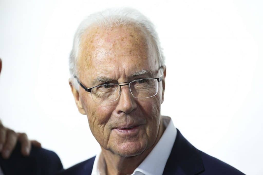 Le « Kaiser » Beckenbauer brise le mur avec le premier ballon d'or pour un défenseur.