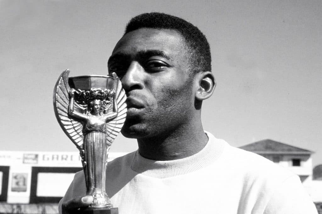Pelé en compagnie du trophée Jules Rimet.
