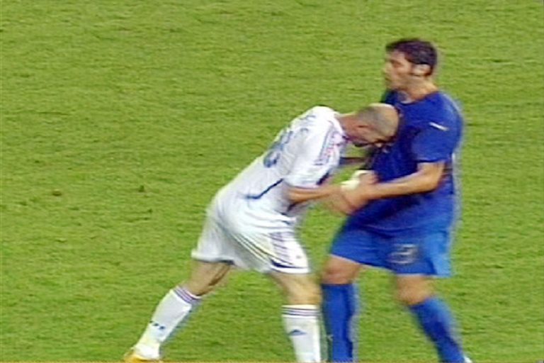 Zinédine Zidane clôture la Coupe du Monde 2006 sur un coup de boule.