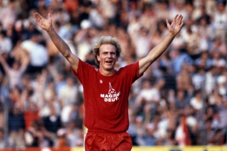 Rumenigge a succédé à Beckenbauer au palmarès du ballon d'or.