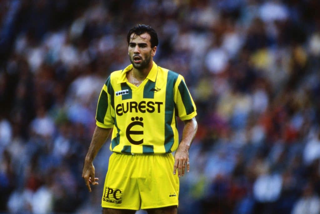 Il n’était pas le plus spectaculaire des canaris champions de France en 1995, mais l’impact de Jean-Michel Ferri sur cette génération a été important. Formé à la Jonelière, le milieu de terrain international (5 sélections) originaire de Lyon – il est aujourd’hui entraîneur du FC Corbas était l’homme de confiance de Suaudeau. Une fierté.