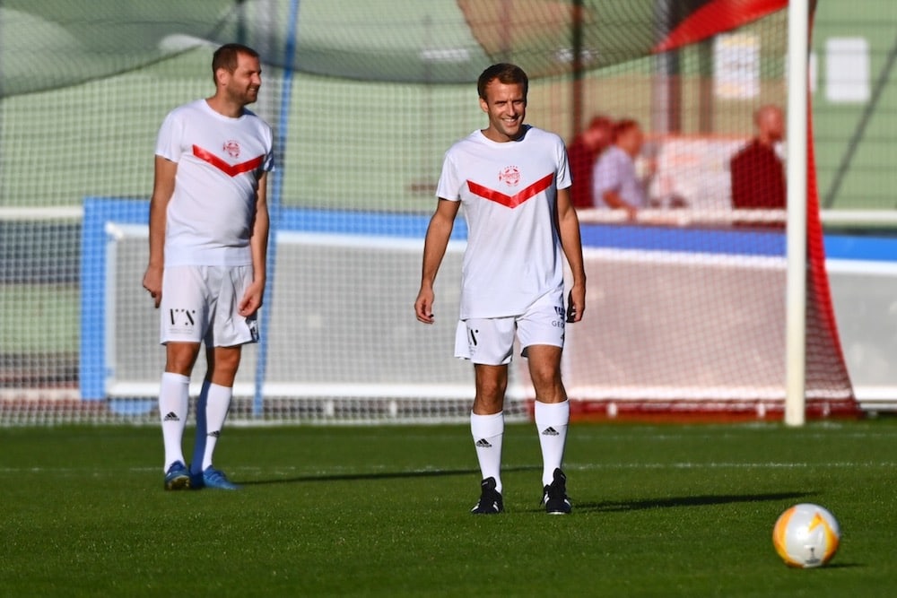 Emmanuel Macron joue avec le Variété Club de France !