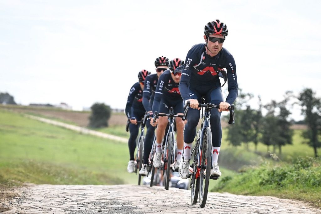 La team Ineos au même niveau que UAE Team Emirtes.