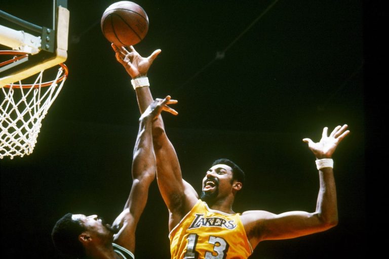Entre 1960 et 1970, Wilt Chamberlain a révolutionné la planète basket pour toujours. Sa vie a aussi été à l’image de ce qu’il produisait sur un terrain : incroyable !