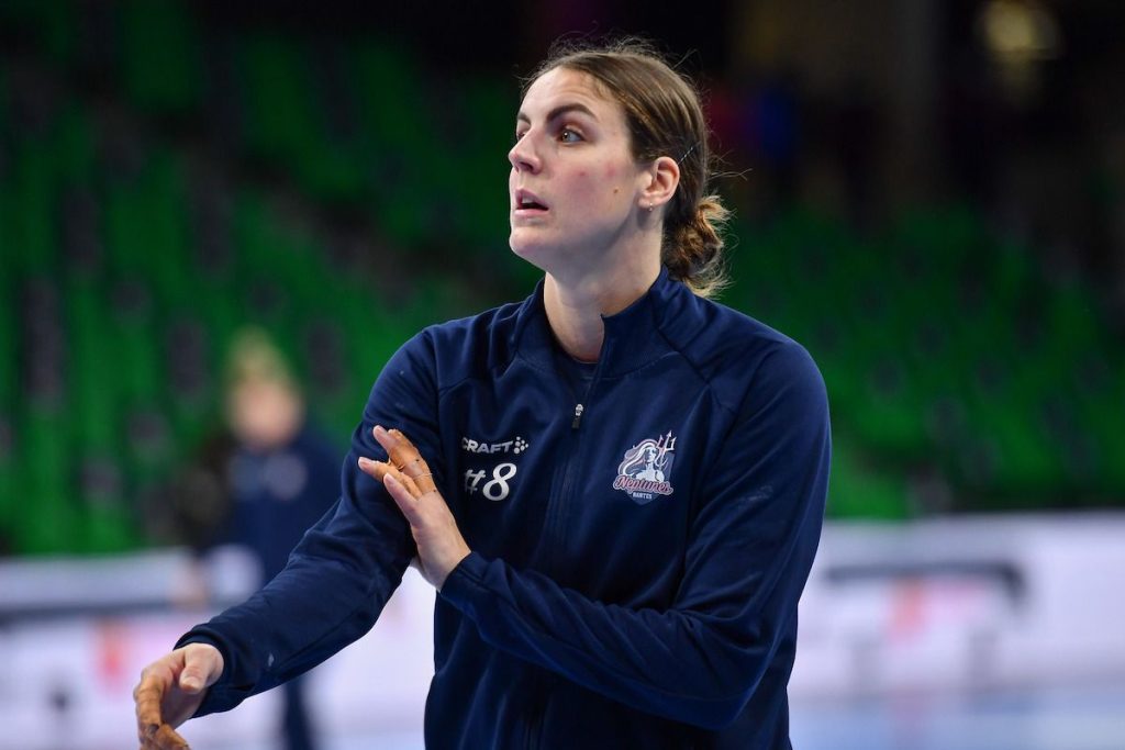 La capitaine de la sélection suédoise, Carin Stromberg exhorte ses équipières des Neptunes à aller puiser dans leurs ressources.