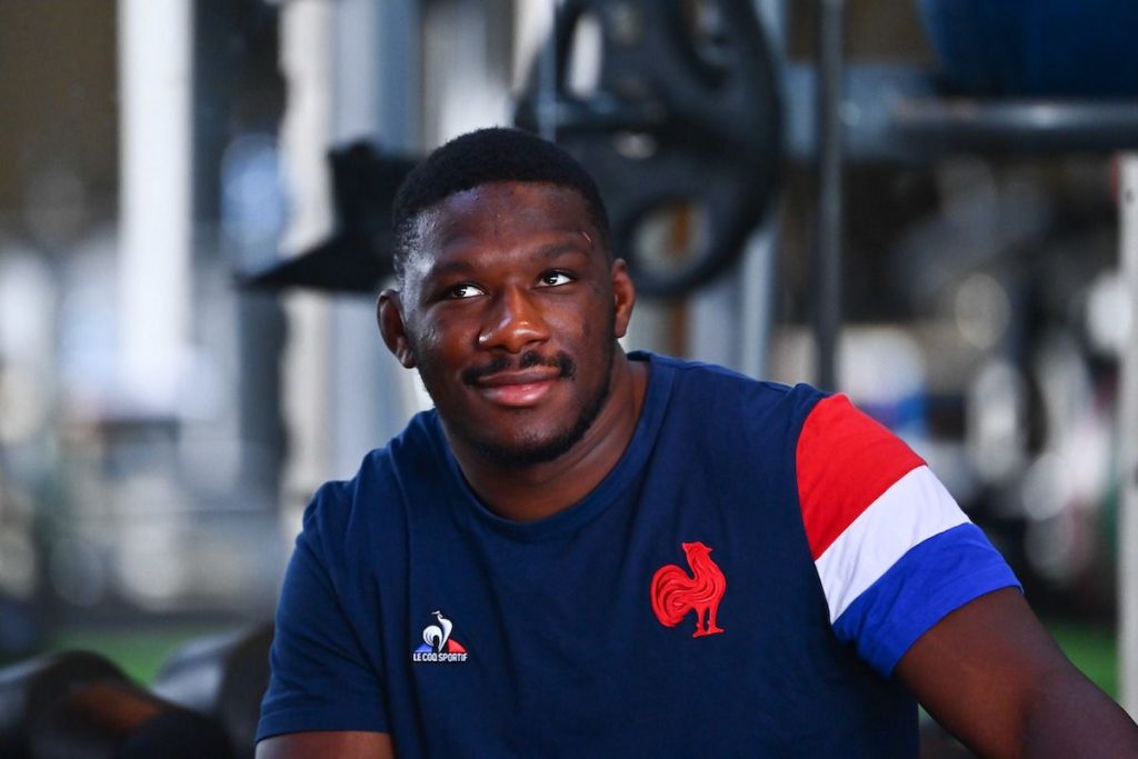 Tannga mérite sa place en Bleu.