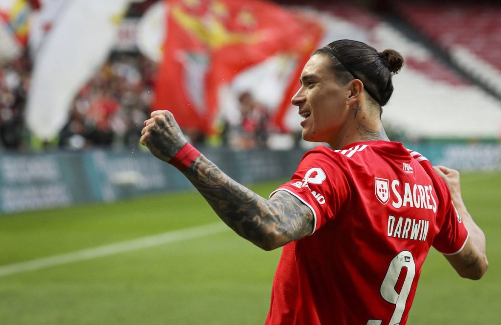 Transferts : qui est Darwin Nunez, la pépite suivie par le PSG ?