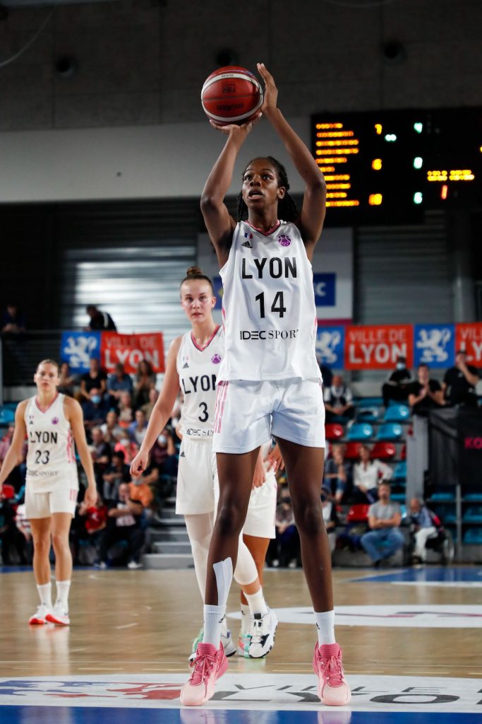 Dominique Malonga s'est adapté à son poste d'intérieur.