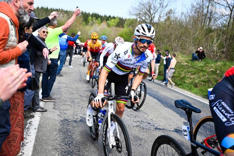Le pelonton sous grosse tensio après la chute d'Alaphilippe
