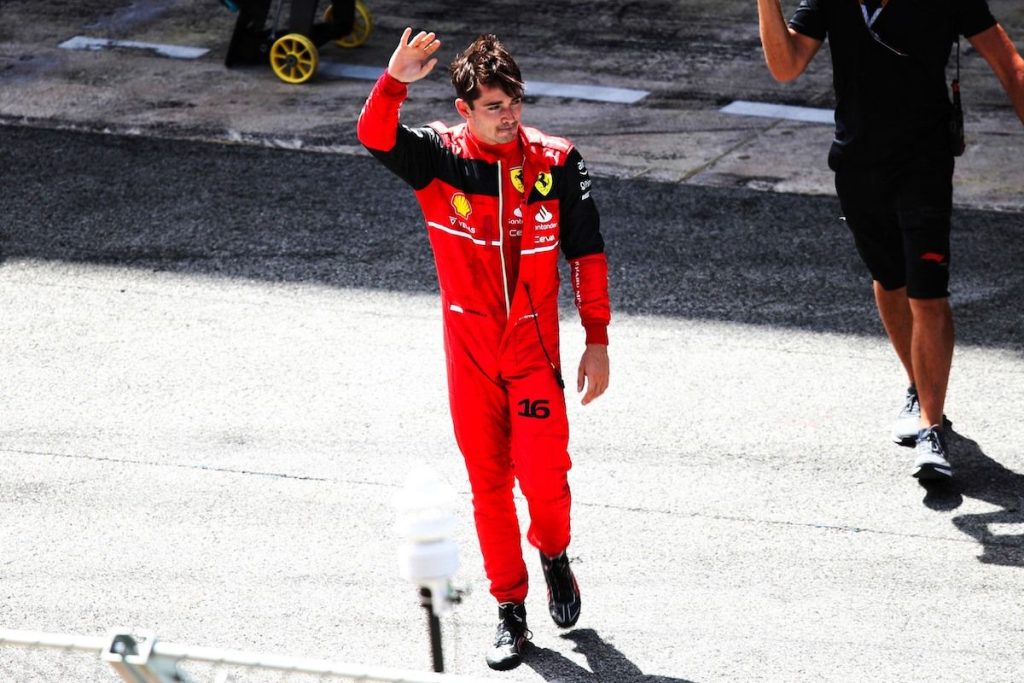 Charles Leclerc salut le public après son abandon.