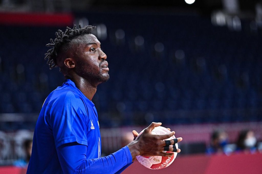 Certains gestes techniques sont estampillés hand. Un langage à connaître. Handball magazine vous fait réviser. Chabala C’est l’une des actions les plus techniques du handball avec un tir puissant qui devient flottant au moment du lâcher de balle, lobant ainsi le gardien. Un geste souvent utilisé sur les jets de 7 mètres et les face à face avec le gardien. Kung-fu C’est l’un des plus beaux gestes collectifs du sport mondial avec une passe aérienne pour un joueur en pleine extension qui catapulte le ballon alors qu’il est encore dans les airs. Il faut une synchronisation parfaite pour réussir ce geste unique. C’est le pendant du alley-oop au basket. Spectaculaire ! Pastis Il s’agit du geste de bloquer le ballon à deux mains pour un gardien. Il n’y a pas que les joueurs de champ qui ont leurs gestes techniques ! Roucoulette C’est un geste offensif qui consiste à donner un effet rétro au ballon pour lui permettre de retrouver le chemin du but alors qu’il partait hors cadre. Il existe même des roucoulettes inversées et spatiales (roucoulobs) ! Schwenker En attaque, le joueur saute, mais feinte le tir tout en relâchant le ballon au sol pour continuer son dribble et se défaire de la défense adverse. Un geste inventé par l’Allemand Hinrich Schwenker. Passage de bras En attaque, le joueur effectue une sorte de moulin à vent avec son bras tenant le ballon afin de passer derrière le défenseur. Tir à la hanche Très soudain, ce tir effectué comme son nom l’indique en appui au niveau de la hanche permet de surprendre les défenses surtout quand elles sont à plat. Déclenché à mi-hauteur, le gardien est souvent surpris. Demi-tour contact Pour éliminer le défenseur, l’attaquant, proche de son défenseur, effectue une rotation sur lui-même. 1 contre 1 En face-à-face, le joueur effectue un droite-gauche à haute vitesse afin d’éliminer son adversaire.