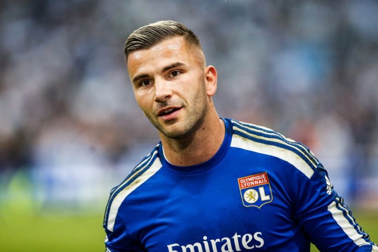 Anthony Lopes sera le premier poursuivant du record de Coupet.