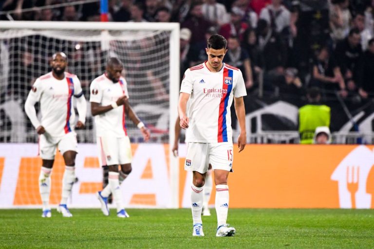 L'OL tête basse après une saison catastrophe.