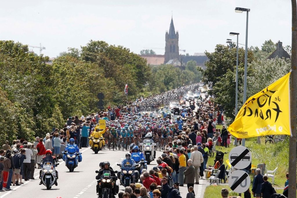 Après trois jours au Danemark, le peloton arrive sur le sol français avec une étape de 171,5 km dans le nord entre Dunkerque et Calais.