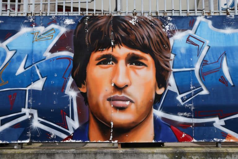 Safet Susic remporte le premier titre de champion de France du PSG.