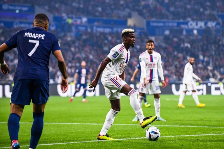 Thiago Mendes a reculé en défense centrale, mais il n'est pas une assurance tous risques.