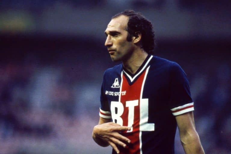 Carlos Bianchi a été l’un des premiers grands joueurs du PSG. Entre 1977 et 1979, le goleador argentin s’est imposé comme l’un des attaquants les plus prolifiques de l’histoire du club.