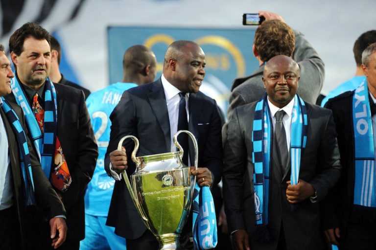basile Boli avec la coupe de laa Ligue des Champions de 1993.