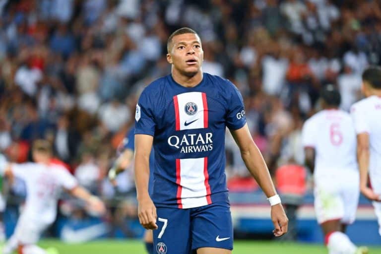 Kylian Mbappé vole sur les 200 buts de Cavani.