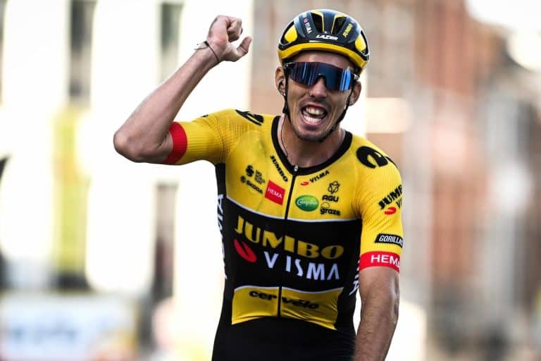 Recruté il y a un an par la Jumbo-Visma, Christophe Laporte a réussi une saison exceptionnelle sous ses nouvelles couleurs. Le Français a été présent tout au long de la saison pour s’offrir une année 2022 inoubliable. Retour sur ses moments forts. Laporte chez Jumbo-Visma 1er janvier C’est le début de son aventure sous la tunique jaune de la formation néerlandaise. Le Français quitte la Cofidis après 8 ans de bons et loyaux services avec l’ambition de continuer à progresser et redonner un coup de boost à sa carrière. Il s’engage jusqu’en 2023. Sa réaction : « Je suis heureux et fier de rouler pour l’une des meilleures équipes au monde et je suis convaincu que je peux atteindre mon meilleur niveau dans cette formation. C’est un grand changement. Que l’aventure commence ! » Kuurne-Bruxelles-Kuurne 27 février Pour sa première course sous ses nouvelles couleurs, le Français figure dans la bonne échappée mais, voyant le peloton revenir, il décide de lancer son sprint, mais voit Fabio Jakobsen le reprendre à 100 mètres. Il finira à une prometteuse 8ème place. Sa réaction : « J’avais la stratégie de suivre les mouvements. On savait que notre meilleure chance pour gagner n’était pas le sprint massif. On a été offensifs et présents à l’avant. Il n’a pas manqué grandchose pour que ça marche. J’y ai cru. J’ai vu que ça revenait vite derrière. J’ai lancé le sprint. Ça n’est pas passé aujourd’hui. J’espère que ça va sourire bientôt. » Paris-Nice 6 mars Pour son retour en France, Christophe Laporte profite d’un grand numéro de son équipe pour arriver sur la ligne devant ses coéquipiers, Wout van Aert et Primoz Roglic qui lui permettent de gagner sa première victoire chez Jumbo-Visma. Il portera le maillot jaune durant trois jours. Sa réaction : « Ce n’était pas planifié, on se disait que, si on était bien placés, j’allais attaquer dans cette côte, mais lorsque Nathan Van Hooydonck s’est décalé pour me laisser accélérer, Wout était dans ma roue et Primoz était là aussi. C’est incroyable comme final, et je remercie vraiment l’équipe parce que c’est un beau cadeau. Wout m’a dit à la flamme rouge que c’était pour moi, ce n’est quand même pas rien de me laisser une étape de Paris-Nice. En plus celle-là s’accompagne du maillot jaune, c’est important. » E3 Saxo Bank Classic 25 mars Il brille sur la classique flandrienne et termine à la 2ème place derrière son coéquipier Wout van Aert. Loin devant Stefan Küng, Matej Mohoric ou encore Biniam Girmay. Une véritable performance d’équipe et une arrivée inoubliable avec son leader belge. Sa réaction : « L’équipe a fait un super travail toute la journée. On avait un plan en étant devant de la course. Wout est monté à bloc et j’ai été le seul à le suivre. On a pu rouler ensemble pour aller gagner. C’est incroyable de vivre des moments incroyables. » Gent-Wevelgem 27 mars C’est le gros regret du début de saison de Christophe Laporte. Présent dans le final de la mythique classique flandrienne, il se fait surprendre par Biniam Girmay qui contient le retour du Français pour s’imposer. Sa réaction : « Je me suis retrouvé en tête rapidement. J’ai voulu contrôler. Biniam est sorti vite. Je me suis fait surprendre. J’ai commis une erreur. J’aurais dû lancer mon sprint. Je suis déçu pour l’équipe et pour moi. » TOUR DES FLANDRES 3 Avril Dans une course toujours à part qui ne laisse pas la place à l’erreur ou à la malchance, Christophe Laporte tombe à 81 km de l’arrivée et voit les favoris s’enfuir dans une course où il avait de réelles chances. Il termine à la 9ème place. Sa réaction : « Je me sentais bien aujourd’hui. C’est dommage d’avoir chuté. J’ai dû fournir des efforts considérables pour rattraper le temps perdu. Une chute arrive toujours au mauvais moment, surtout dans ce cas. L’équipe a travaillé dur pour me remettre dans une bonne position. Je suis en forme, c’est bon signe pour les courses à venir. Je suis satisfait de la 9ème place. Cela s’est avéré être le maximum que nous pouvions atteindre. » TOUR DE FRANCE 22 Juillet Cahors restera à jamais la ville de la première victoire d’étape sur le Tour de France de Christophe Laporte. Dans une arrivée mouvementée avec des équipes de sprinteurs désorganisées, le Français se lance dans les derniers mètres pour s’offrir le plus beau succès de sa carrière. Sa réaction : « C’est que du bonheur, je suis vraiment très heureux. J’étais déjà pleinement satisfait de ce Tour de France, on a fait un super travail d’équipe, et aujourd’hui je gagne une étape, c’est un rêve d’enfant. » Tour Du Danemark 20 Août Dans une course bien gérée par son équipe, Christophe Laporte effectue le travail pour s’imposer sur la dernière étape et profiter des bonifications pour devancer Magnus Sheffield au général du Tour du Danemark. Sa réaction : « C’était une belle journée pour nous. J’étais en bonne position. L’équipe était fantastique. Il y avait une montée raide avant l’arrivée, mais j’étais convaincu que je pouvais gagner. » CHAMPIONNATS DU MONDE 25 septembre Derrière le numéro de Remco Evenepoel, Christophe Laporte surprend le peloton pour remporter le sprint massif et rapporter la médaille d’argent à la France aux Mondiaux de Wollongong. Sa réaction : « Forcément on venait pour le maillot arc-en-ciel, mais on ne peut pas toujours gagner. On a donné le maximum, personne n’a de regrets. On va pouvoir profiter sans ronchonner. Une médaille d’argent aux championnats du monde, on ne peut pas cracher dessus. » BINCHE-CHIMAY-BINCHE 4 octobre Pour sa course de reprise après les Mondiaux, Christophe Laporte se sent fort et réussit à surprendre la concurrence en remportant la semi-classique belge devant Rasmus Tiller et Hugo Page. Le 5ème succès d’une année inoubliable pour Laporte. Sa réaction : « Les jambes étaient bonnes au Mondial, il n’y avait pas de raison que ce ne soit pas le cas un peu plus d’une semaine plus tard, même si mes sensations étaient bizarres en début de course. C’était assez rapide, cela attaquait dans tous les sens et j’ai préféré sortir pour ne pas me faire piéger. Dans le groupe à l’avant, je m’attendais à ce qu’ils ne collaborent pas, j’ai donc décidé d’attaquer. Je suis heureux de gagner ici. C’est une belle course à rajouter à son palmarès. J’aurais signé pour vivre une telle saison. C’est toujours bien de finir sur une bonne note. »