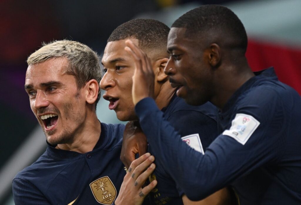 Oussmane Dembélé et Griezmann accompagnent Mbappé sur le front de l'attaque.