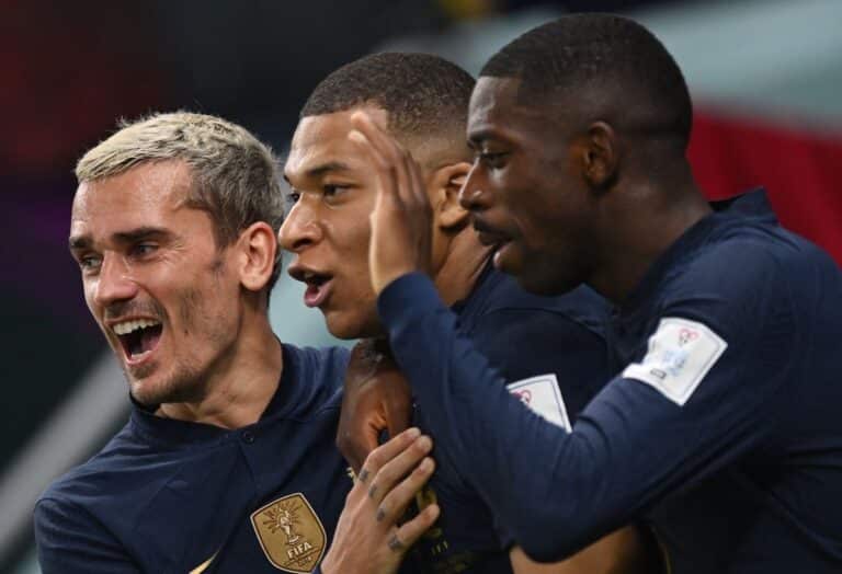 Oussmane Dembélé et Griezmann accompagnent Mbappé sur le front de l'attaque.