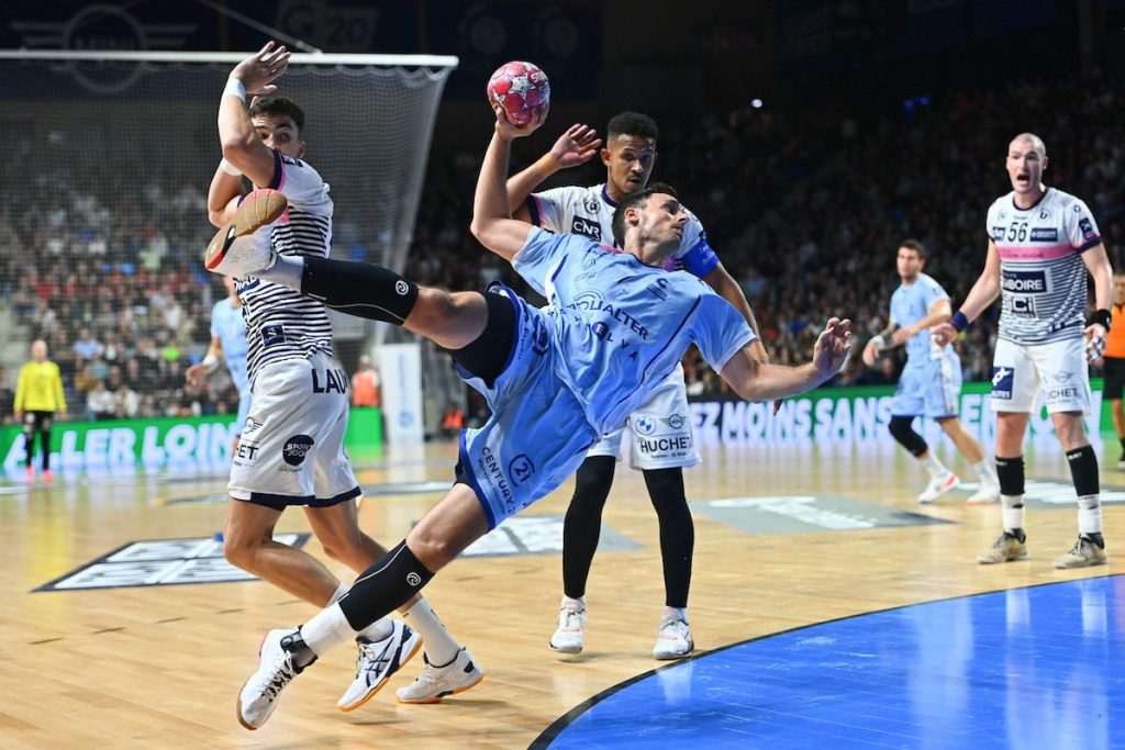 Emeline Legros, présidente du Kop des Irréductibles, vibre aux exploits de Cesson-Rennes. Entretien réalisé pour Handball Magazine et Le Quotidien du Sport.. Pouvez-vous nous présenter le Kop des Irréductibles ? On vient de fêter nos 10 ans en septembre. On est 22 adhérents la moitié est Cessonnais, l’autre moitié vient des communes aux alentours, Rennes, Noyalsur-Vilaine,... et on a aussi des gens des Côtes d’Armor et du Morbihan. On fait avec nos moyens, Cesson étant un des plus petits budgets de la LNH (le 9ème, Ndlr), le groupe de supporteurs va avec (sourire). Il y a eu les irréductibles gaulois, maintenant il y a les irréductibles du hand ! Est-ce à dire qu’il n’y a pas un grand engouement pour le hand à Cesson-Rennes ? La Glaz Arena compte 4500 places. Sur les gros matches contre Paris ou Nantes, c’est quasi complet. Contre Chartres, dernièrement, il y avait 3500 personnes dont les clubs de hand de l’Ile et Vilaine qui étaient invités. En général, on tourne entre 2500 et 3000 supporteurs, mais c’est plus un public de spectateurs que de supporteurs. Ils ne répondent pas vraiment aux sollicitations du speaker ou aux nôtres pour encourager. N’y a-t-il pas des étudiants pour mettre l’ambiance ? Ça arrive, mais le club hésite à en inviter. Il n’y a pas eu des débordements comme à Chartres ou à Limoges, mais ils étaient un peu trop virulents... Suivez-vous l’équipe en déplacement ? On en fait quelques-uns. On était à Nantes. On était 8. On a prévu d’aller à Chartres et à Créteil. On essaie de rester dans le grand Ouest. Des déplacements jusqu’à Nîmes ou Toulouse, c’est compliqué financièrement. Paris, il n’y a pas beaucoup d’engouement pour y aller, la salle n’étant pas très bien configurée. Coubertin, quand vous êtes au 3ème étage, il ne faut pas avoir trop le vertige... (sou[ 20 ] HANDBALL MAGAZINE N°15 rire) L’ambiance n’est également pas top. N’êtes-vous pas jaloux du voisin nantais qui se targue d’avoir la meilleure ambiance en Europe ? On n’est pas jaloux et on le reconnaît volontiers, c’est la meilleure ambiance d’Europe ! On s’entend bien avec les Ultr’H. Il n’y a pas cette rivalité comme en foot entre Nantes et Rennes où les derbys sont souvent tendus. Au hand, à la fin du match, ils nous offrent à boire. Ce ne sont pas des ennemis. C’est très bon enfant. A cinq minutes de la fin du derby, on est même allé avec eux dans leur tribune pour faire la fête car c’étaient leurs cinq ans. « Avec Nantes, il n’y a pas de rivalité » Mais ne vous prennent-ils pas des supporteurs ? Ce sont deux clubs, deux ambiances mêmesi,mêmeauseindukop,ilyades supporteurs de Cesson qui suivent aussi les matches de Nantes. On peut très bien supporter les deux clubs sans problème, il n’y a pas de rivalité. Le club de Cesson-Rennes vous aide-til? On bénéficie d’une petite réduction pour nos abonnements à l’année, avec un placement avantageux, on est au bord du terrain sur les côtés. On a également un local pour notre matériel. Pour les déplacements, par contre, c’est à nos frais. Quel est le joueur préféré du public ? Il y en a plusieurs, mais Sylvain Hochet reste notre Sissou à nous. Il est là depuis le début (depuis 2006, Ndlr). C’est avec lui qu’on discute le plus. Il y a aussi Romaric Guillo, le Menhir ! Quel est votre meilleur souvenir de supporteur ? La victoire contre Nantes la saison dernière lors du premier match (29-27, Ndlr). On ne pensait pas gagner et, à la fin, tout le monde a explosé dans les tribunes. Pensez-vous que cette saison le club peut enfin briser le plafond de verre de la 7ème place ? On a une très bonne équipe. Il y a une très bonne ambiance. Si on continue, on peut finirdansletop5outop6. Comment vous êtes-vous retrouvée dans le Kop ? J’ai des amis dont les enfants font du hand. Ils sont dans le Kop depuis septhuit ans. Ils avaient des places en plus, ils nous ont demandé si ça nous intéressait. Mon mari est plus foot, il est abonné depuis 20 ans au Stade Rennais, c’est un irréductible du foot moi je me suis prise de passion pour le hand et depuis quatre ans je fais partie du Kop. Cesson-Rennes est-il à l’abri des dérapages qu’il y a eus à Chartres (insultes envers Valentin Porte (formé à Chartres)) et Montpellier) et Limoges (le portier de Dunkerque Samir Bellahcene a été pris à partie par un groupe de personnes) ? Il faut enrayer ce genre de chose (Chartres a interdit l’accès à sa salle aux membres de la Brigade 28, Ndlr), que ça ne se reproduise pas car ce n’est absolument pas l’esprit du hand. C’est pour ça qu’on s’est rapproché des autres clubs de supporteurs, pour faciliter les déplacements, mais aussi pour faire attention à qui on autorise dans nos rangs. Il ne faut pas que la mentalité du foot, même si je ne veux pas stigmatiser un sport, arrive dans le hand. Des supporteurs issus des Kops de football viennent-ils aux matches de Cesson-Rennes ? La saison dernière, le club a invité des jeunes du Stade Rennais pour mettre un peu d’ambiance car c’est ça qui nous manque aussi. Mais certains étaient à la limite et le club ne les a pas réinvités après... Après, si certains du foot ont envie de venir dans le Kop et qu’ils sont respectueux et qu’ils ont envie de mettre une bonne ambiance on les accueillera avec grand plaisir. Mais, au moindre débordement, ce sera dehors !