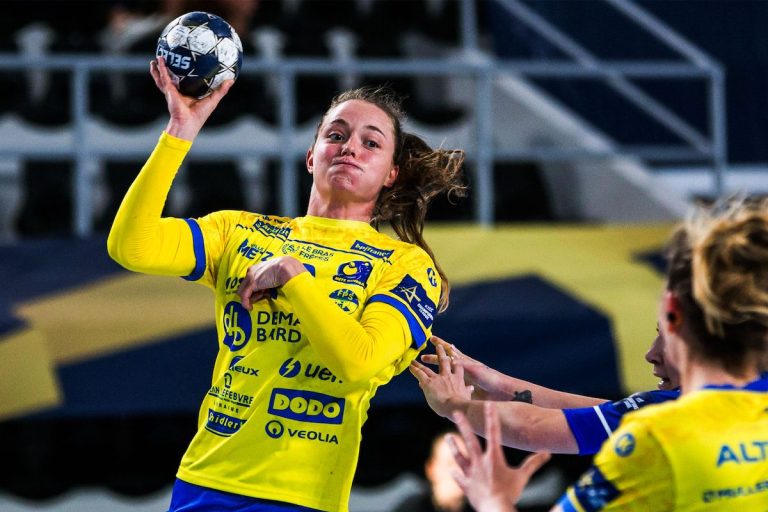L’époque où les Messines dominaient le handball féminin français semble révolue. Dans l’ombre des Lorraines, d’autres équipes ont bien travaillé et elles en récoltent les fruits aujourd’hui. Metz ne marche plus seul désormais, il ne porte plus à lui seul les espoirs français sur les scènes française et européenne. Brest et Paris 92 offrent désormais du suspense en championnat. A la trêve, due au Championnat d’Europe, les trois équipes se partagaient les trois premières places en un point, elles sont les dernières invaincues : « C’est le fruit d’un long travail » explique le président brestois Gérard Le Saint. « C’est aussi important pour Metz d’avoir de la concurrence, ça les pousse à s’améliorer année après année aussi. Ils savent que ça pousse derrière et qu’ils ne doivent pas se relâcher pour rester au sommet. » Brest a mis dix ans pour revenir au sommet après des problèmes financiers en 2012 après un titre de champion de France et un dépôt de bilan. Repris en main par les frères Le Saint, un modèle économique basé sur du partenariat privé a été mis en place. Le club dispose désormais d’une des plus belles salles en Europe. L’Arena permet de dégager de nombreux revenus et le club a le budget le plus important en France. Il a acquis sa légitimité sportive avec des recrutements intelligents, celui de Marta Bangué en 2015 alors que l’équipe était en D2, ceux d’Allison Pineau et de Cléopâtre Darleux ou ceux en 2018 d’Ana Gros et Bella Gulden, deux stars mondiales. Le recrutement est allé crescendo de saison en saison. Et la première récompense est arrivée en 2021, ils ont réalisé le doublé avec le titre de champion de France et la Coupe de France (ils avaient précédemment remporté la Coupe de France en 2018) plus une finale de Ligue des Champions : « On vise à terme une victoire en Ligue des Champions. On s’installe parmi les meilleures équipes françaises, on est désormais reconnu sur le plan européen, je pense que l’on peut légitimement avoir des ambitions élevées. Personnellement, je trouve ça bien qu’il y ait de la concurrence, ça nous permet de rester éveillés, de ne pas nous reposer sur nos lauriers. » Paris 92 revient, lui aussi, cette saison sur le devant de la scène. Vice-champion de France à trois reprises en 2012, 2014 et 2015, le club parisien a connu des années compliquées par la suite mais, depuis 2017, il a entamé un nouveau cycle et il est désormais revenu dans le Top 3. Paris 92 n’est pas, en revanche, dans le Top 3 des plus gros budgets. Derrière Brest (6,6 millions d’euros) et Metz (3,7 millions d’euros), on trouve Nantes (3,5 millions d’euros) puis Paris 92 (2,3 millions d’euros). « La concurrence permet de ne pas nous reposer sur nos lauriers » Les Parisiens n’ont pas les moyens financiers d’avoir un effectif aussi important que leurs deux rivaux, mais ils continuent de bien travailler comme le précise l’entraîneur Yacine Messaoudi : « On avance dans la bonne direction, on ne brûle pas les étapes. Les résultats sportifs nous donnent raison par rapport à la politique que l’on mène. On fait confiance aux jeunes encadrées par des joueuses plus expérimentées. Je pense que le club peut être optimiste pour les années à venir. » La saison dernière, les Parisiennes ont pris la 3ème place, mais à distance respectable de Metz (15 points d’écart) et à 5 points de Brest. Pour affronter cette nouvelle saison et se rapprocher des deux cadors, l’effectif a été remanié avec six arrivées et il compte dans son effectif deux championnes olympiques Méline Nocandy (blessée au genou contre Plan-de-Cuques, elle sera absente plusieurs mois) et Laura Flippes. Lors de la présentation de la saison, le président Jean-Marie Sifre avait annoncé la couleur : « Au vu de notre recrutement, les objectifs se doivent d’être meilleurs. Je ne veux pas mettre la pression, mais on se met désormais en position de gagner des titres, en championnat national, en Coupe de France et en Coupe d’Europe. » Les adversaires de Metz ne se cachent pas, ils sont ambitieux et veulent challenger le tenant du titre. Une bonne chose pour le handball féminin.
