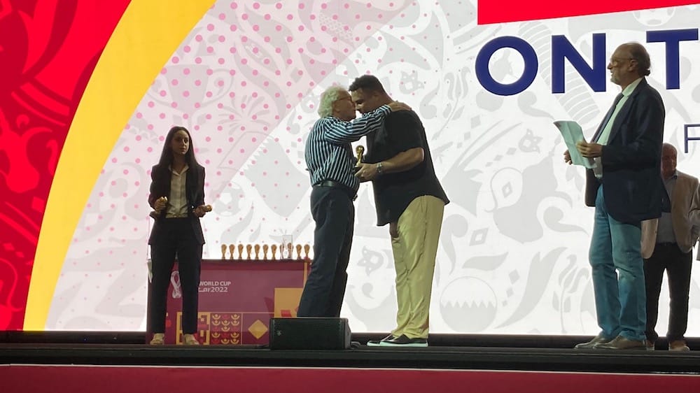 Quand Ronaldo, remet la Coupe du Monde à Jacques Vendroux !