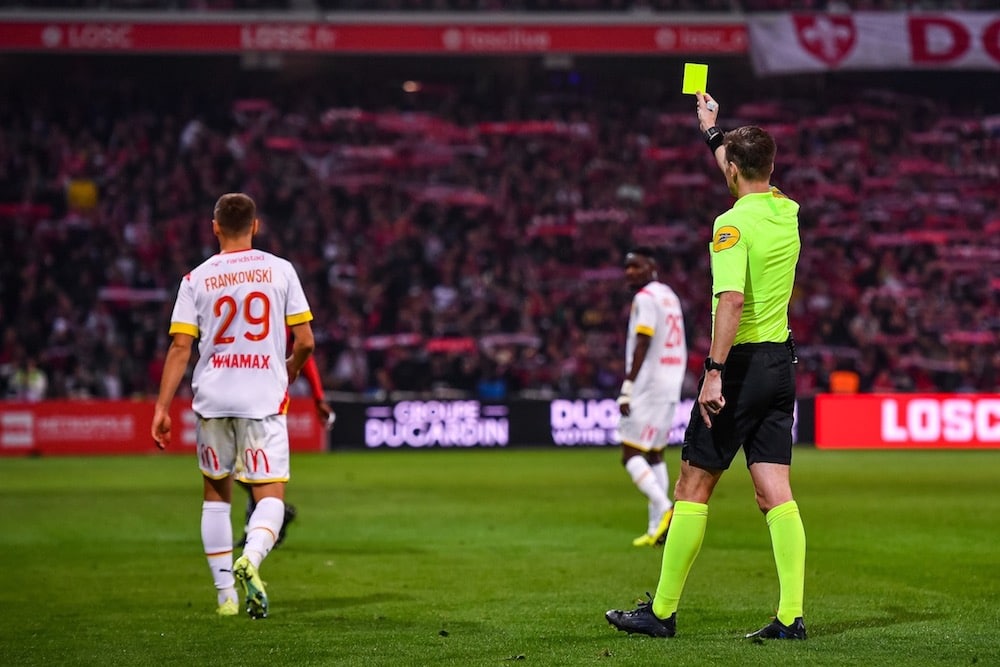 Ligue 1 : moins de cartons, plus de temps additionnel, l’arbitrage « made in Coupe du Monde »