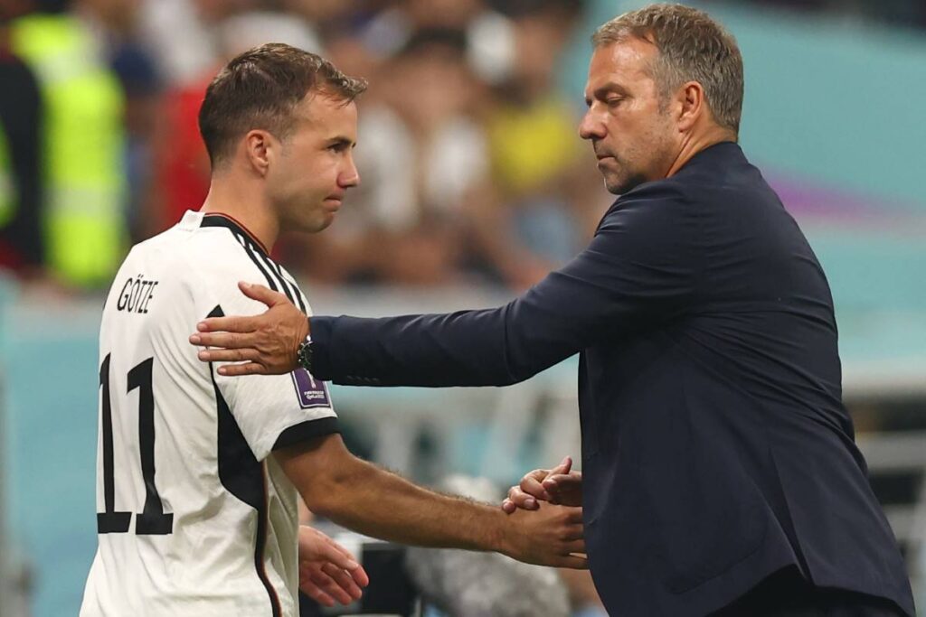 Flick salue Mario Gotze après la débacle de l'Allemagne à la Coupe du Monde.