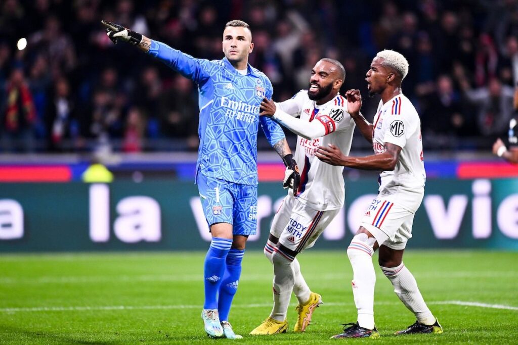 Anthony Lopes et Lacazette ont tenu le rang des Gones.