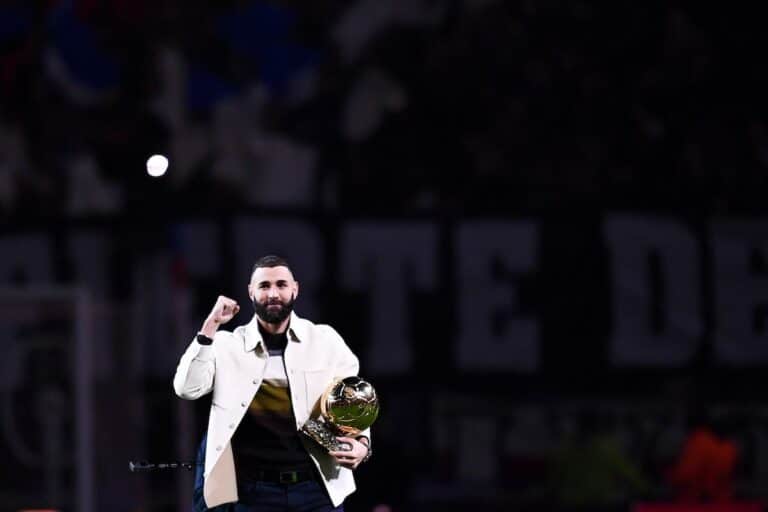 Benzema présente son Ballon d'Or au Groupama Stadium