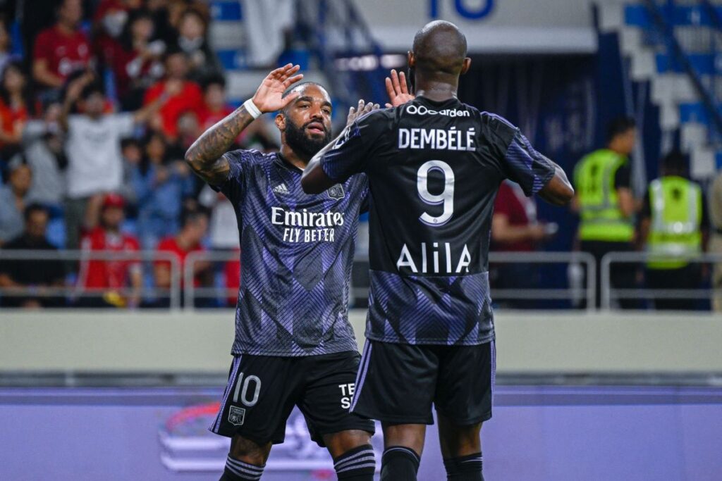 Lacazette et Dembélé fêtent le troisième but de l'OL