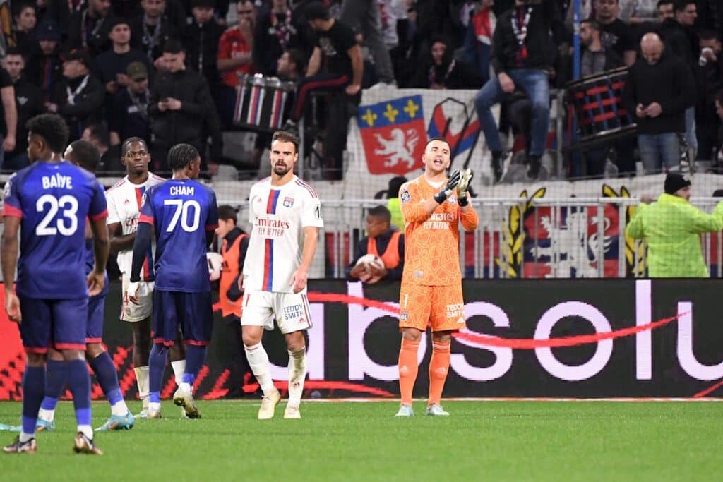 OL : les supporters fracassent les joueurs et annoncent des actions ciblées plutôt qu’un boycott