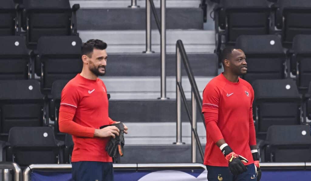 Steve Mandanda dit stop, après s’être assis 118 fois sur le banc des Bleus : la faute à Hugo Lloris