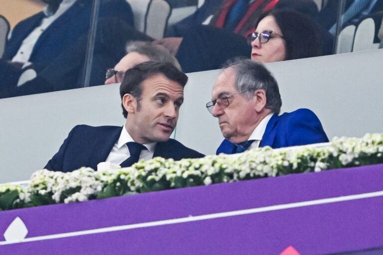 Emmanuel Macron et Nöel Le Graet lors de la finale de la Coupe du Monde au Qatar.