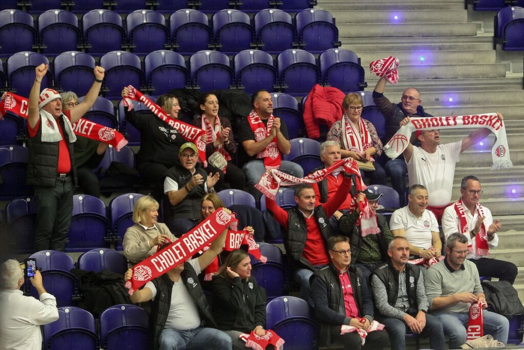 Le président de Coeur Rouge et Blanc Yoan Gelineau nous présente cette association née le 14 septembre 2018 et qui est actionnaire de la SASP Cholet Basket. Pouvez-vous nous présenter l’association ? Coeur Rouge et Blanc est une association à but non lucratif. On intervient dans le social, le caritatif. Par exemple, pour France Victimes 49, nous faisons une vente de jus de pommes que nous réalisons nousmêmes. Pour l’AFSEP, nous organisons et nous leur redonnons tous les bénéfices. Nous procédons aussi à des actions écologiques comme le ramassage des déchets autour de la salle de la Meilleraie le 5 mars. Notre première action en 2019 a consisté à emmener deux joueurs du Cholet Basket à l’hôpital dans le service rééducation et réadaptation avant de passer aussi dans le service pédiatrie. Pendant la Covid, nous avons organisé une fabrication de masques et de visières pour les patients et pour les soignants de l’hôpital de Cholet. Bref, on récolte des fonds pour donner à des associations que l’on choisit en fonction de certains critères en rapport avec le sport, l’enfance. On n’est pas à proprement parler un club [ 16 ] FRANCE BASKET N°23 de supporteurs comme les Reds, mais davantage des supporteurs sympathisants. On ne fait pas ce que des clubs de supporteurs peuvent faire pendant des matches comme des chants. Quel est le poids réel de l’association dans le club ? On a un pourcentage de parts dans le capital social. Quand l’association a été fondée, une partie a été injectée dans le capital de Cholet Basket. Le reste est resté à l’association. On n’est pas décisionnaire. On doit avoir environ 3%. Ils avaient besoin d’une association pour les représenter davantage sur un plan social et caritatif. Quel lien avez-vous avec le club des supporteurs des Reds ? Il n’y a aucun problème. Dans notre association, il y a même des membres qui font partie du club de supporteurs. Quel regard portez-vous sur les résultats de l’équipe ? On est très contents. On note bien la continuité de ce qui a été fait depuis la fin de la saison dernière. « Hugo robineau est le chouchou » Les supporteurs croient-ils au titre que le club n’a gagné qu’une fois, en 2010 ? Ils en rêvent ! Cette saison, on remarque qu’il y a de plus en plus de monde aux matches. Pour l’instant, on ne perd pas deux rencontres de suite. Quelle part joue Laurent Vila dans la réussite actuelle du club ? Il y est pour beaucoup. Laurent n’est pas un grand gueulard comme peuvent l’être d’autres coachs. Il sait dire les choses. On sent vraiment que quelque chose fonctionne entre eux. Quand Erman Kunter était revenu, quand des joueurs retournaient sur le banc, il n’y avait même pas un tapage de mains. Là, on sent que c’est différent, que l’osmose est bien présente avec le coach, les joueurs, le public. Laurent a pourtant été beaucoup critiqué quand, en décembre 2021, on était relégable. Il a néanmoins été soutenu par le président qui lui a laissé le temps de s’adapter à ses joueurs. Qui est le chouchou du public ? Hugo Robineau. Il est humain et simple. Cette année, tout le monde se donne, mais il est le chouchou de la Meilleraie. Il est le plus jeune (22 ans, Ndlr) des contrats pros. Il n’est pas exactement né à Cholet (il est originaire de Jallais, ndlr), mais c’est un enfant de Cholet.